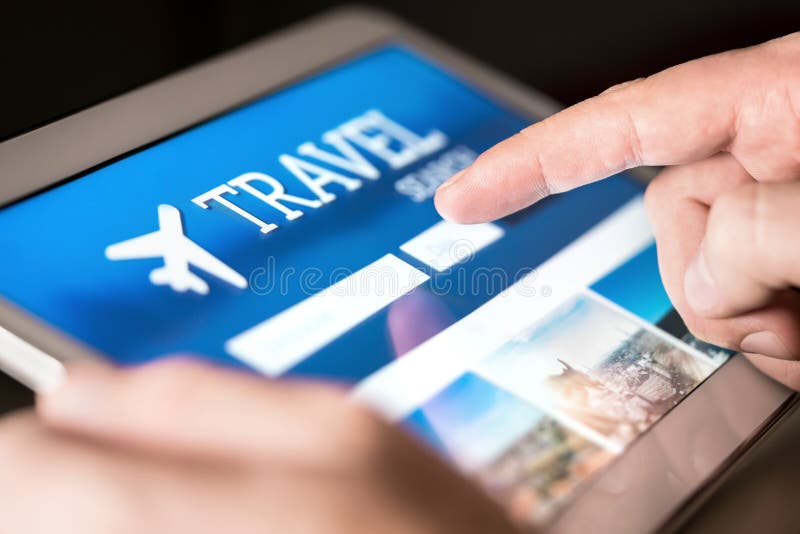Moteur de recherche et site Web de voyage pendant des vacances Homme utilisant le comprimé pour rechercher des vols bon marché et photographie stock libre de droits Moteur de recherche et site Web de voyage pendant des vacances Homme utilisant le comprimé pour rechercher des vols bon marché et photographie stock libre de droits