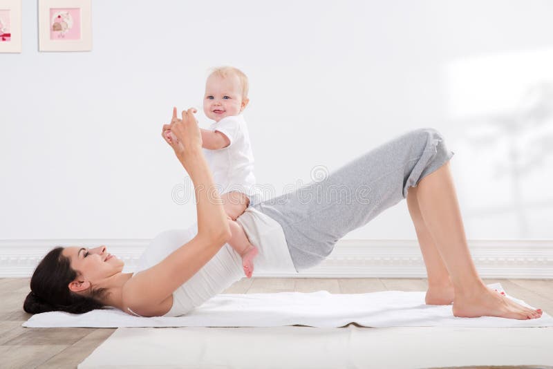 Giovane madre non fisica esercizi di fitness insieme con il suo bambino.