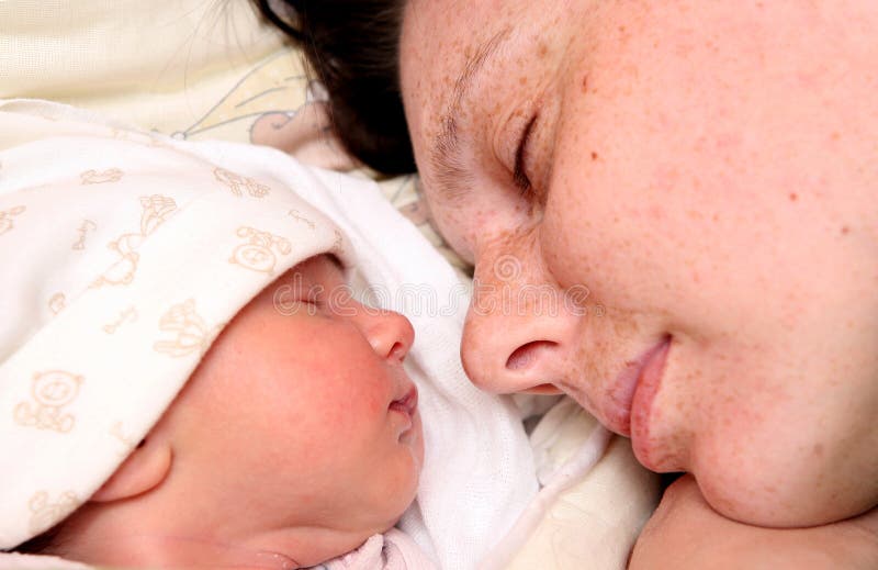 Durmiendo nuevo nacido un nino su madre.