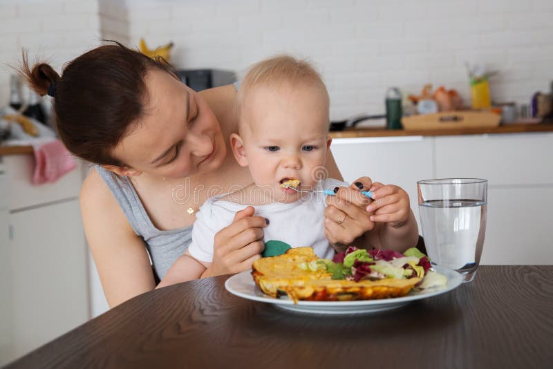 Мама ест ногами. Дети едят вместе. Мальчик кушает вместе с мамой. Семья с малышом кушает. Мама и ребенок едят.