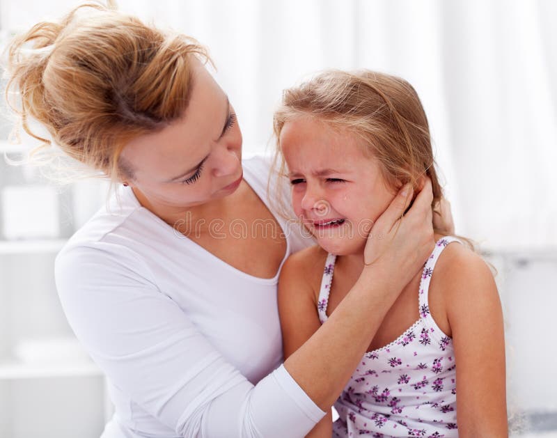 Madre confortante che il suo pianto bambina concetto di genitorialità.