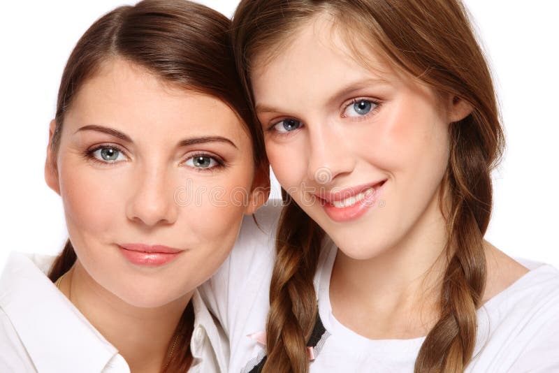 Close-up ritratto di attraente madre felice e sorridente, la figlia adolescente, su sfondo bianco.