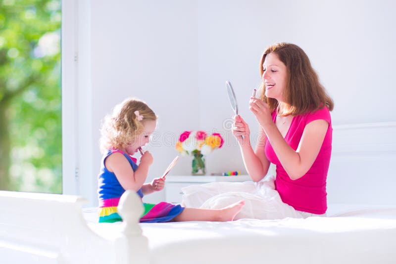 Mother and daughter applying make up royalty free stock image Mother and daughter applying make up royalty free stock image