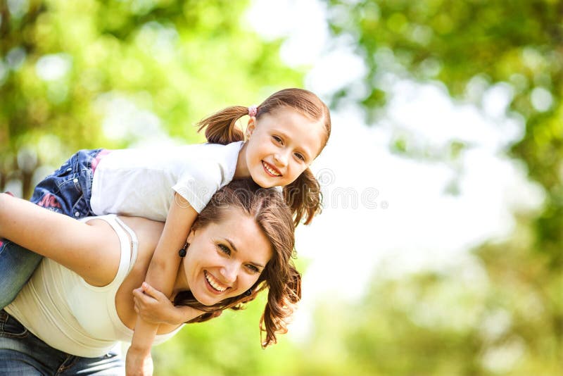 Mamma e figlia divertirsi nel parco.