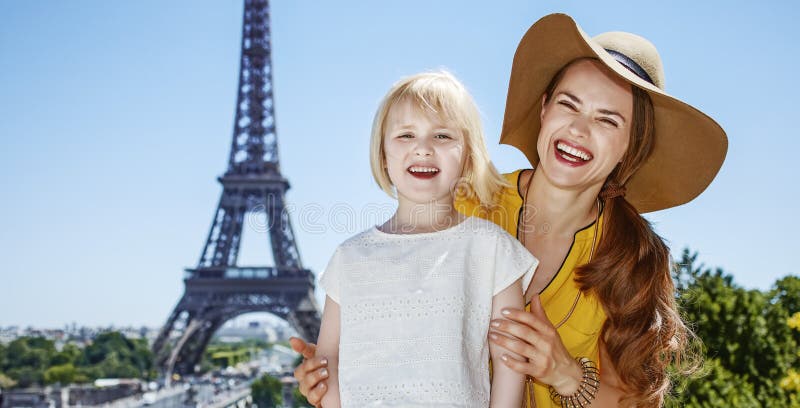 Mother and daughter tourists standing in front of Eiffel tower royalty free stock photography Mother and daughter tourists standing in front of Eiffel tower royalty free stock photography