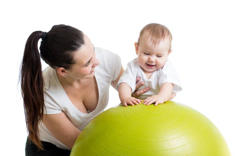 Mom balls. Удержание младенцем шарика. Фото, ребёнок укачивается на шаре. Gym with Baby.