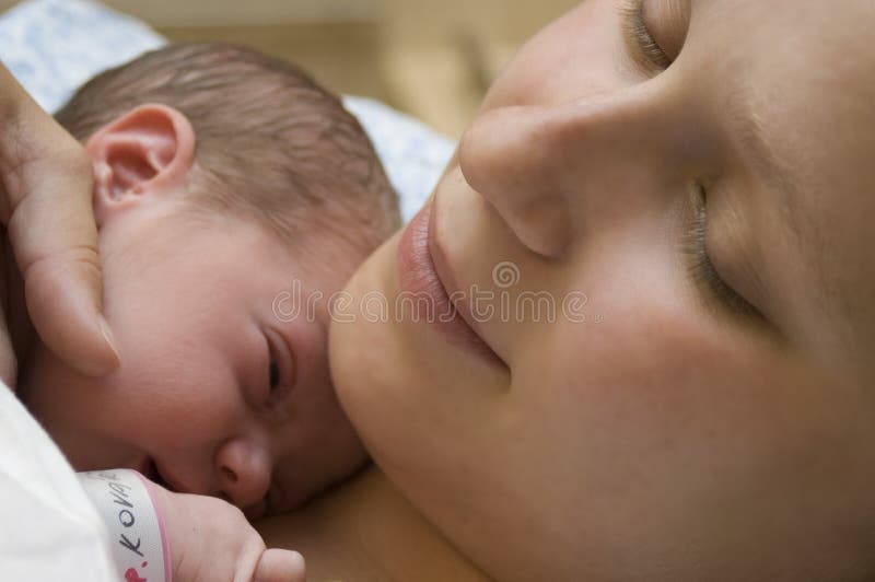 Madre está descansando su bebé recién nacido un nino.