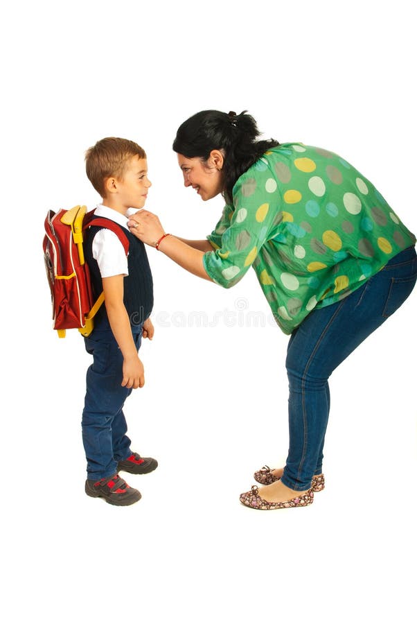 Madre preparar chico aislado sobre fondo blanco.