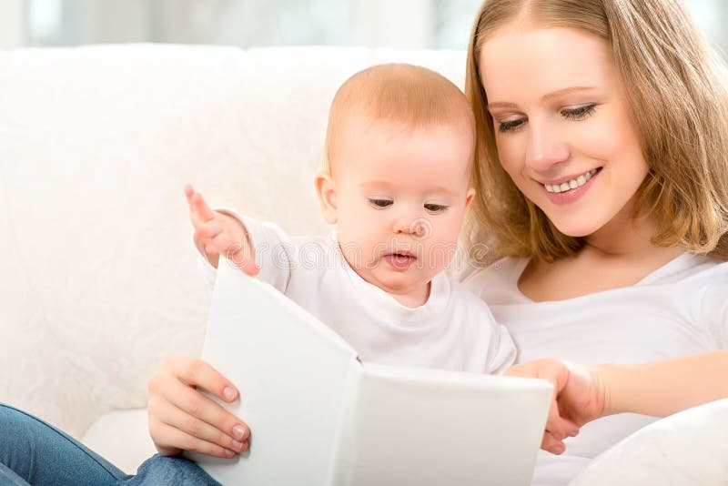 Madre lettura un libro poco un bambino sul divano sul.