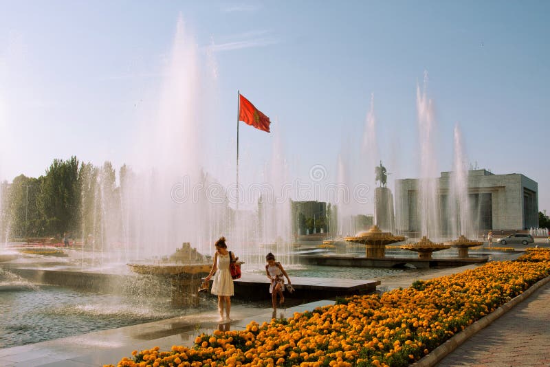 Mother and small girl walk under the fountain royalty free stock photo Mother and small girl walk under the fountain royalty free stock photo
