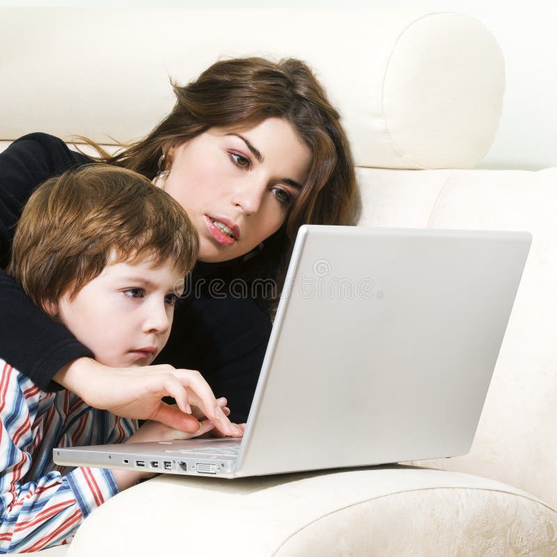 Mladá matka a její syn používání notebooku.