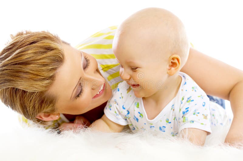 Joven atractivo madre besar lindo pequeno un nino.