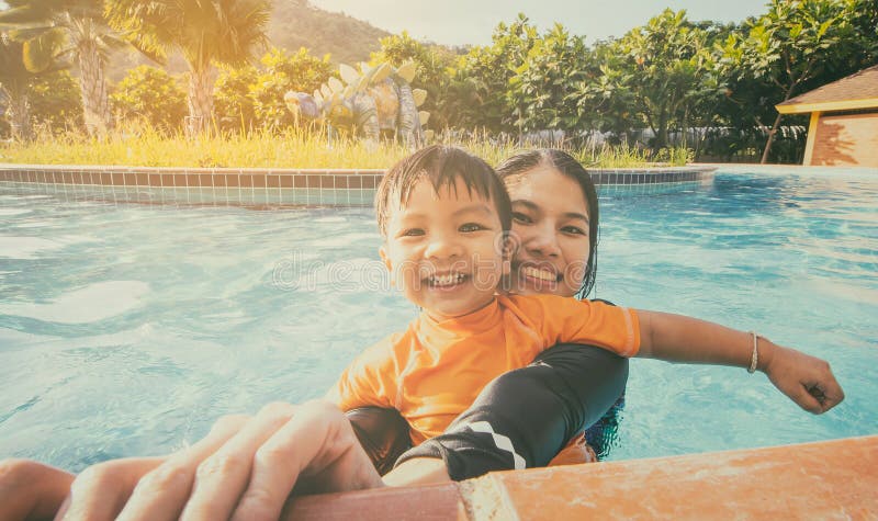 Mother and son having fun in a swimming pool stock photography Mother and son having fun in a swimming pool stock photography