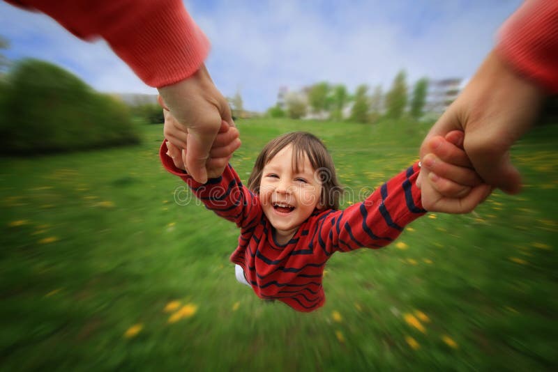 Madre, girare in cerchio il suo bambino, di gioia pura, sfocatura radiale, primavera, giorno.