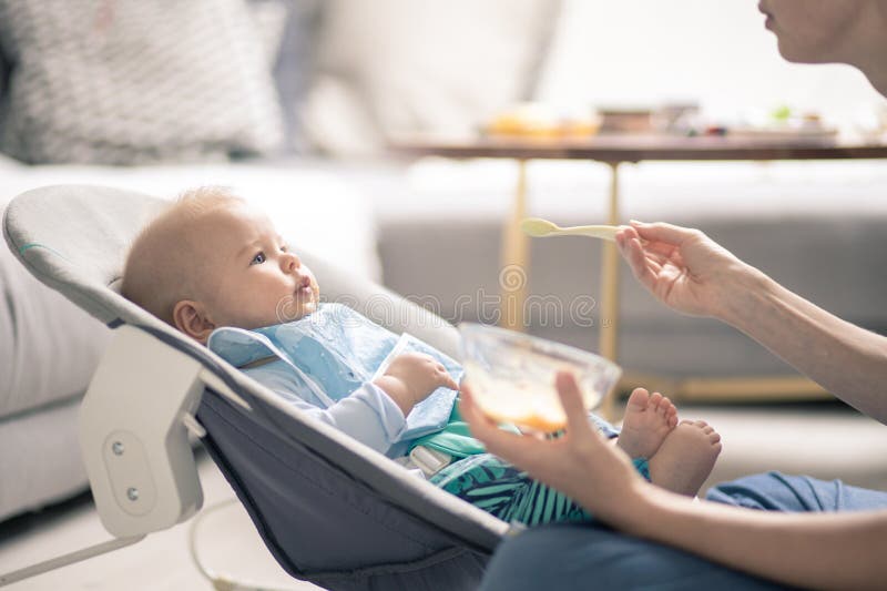 https://thumbs.dreamstime.com/b/mother-spoon-feeding-her-baby-boy-child-baby-chair-fruit-puree-baby-solid-food-introduction-concept-mother-spoon-feeding-282685692.jpg