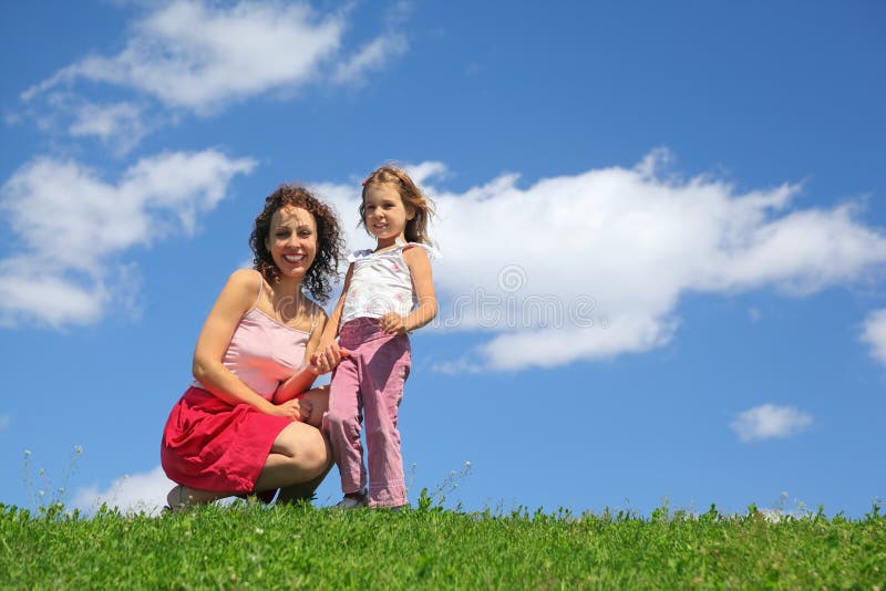 мама сидит на корточках перед ребенком