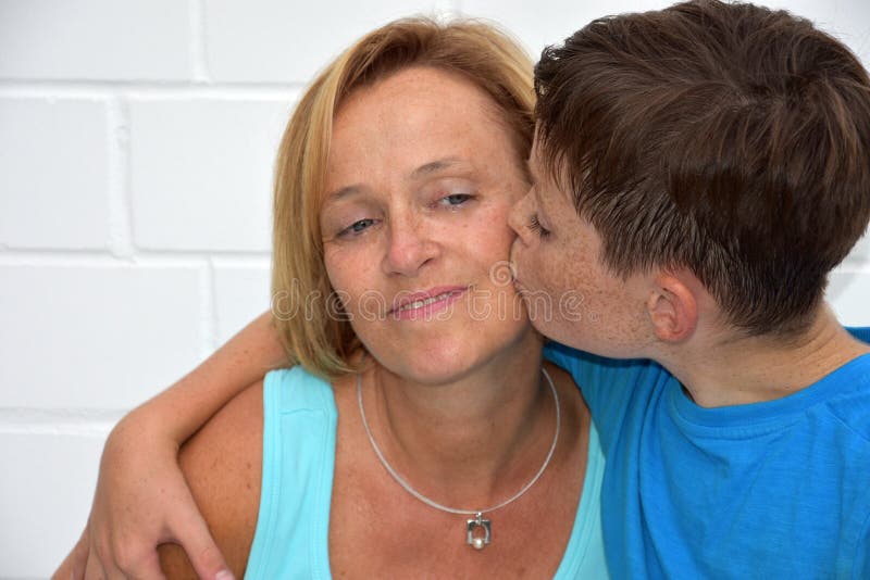 Мать и сын видео толстых. Необычные отношения матери и сына. Мать и сын подросток обнимаются. Французский поцелуй подростка с матерью. Несовершеннолетний сын и мать.
