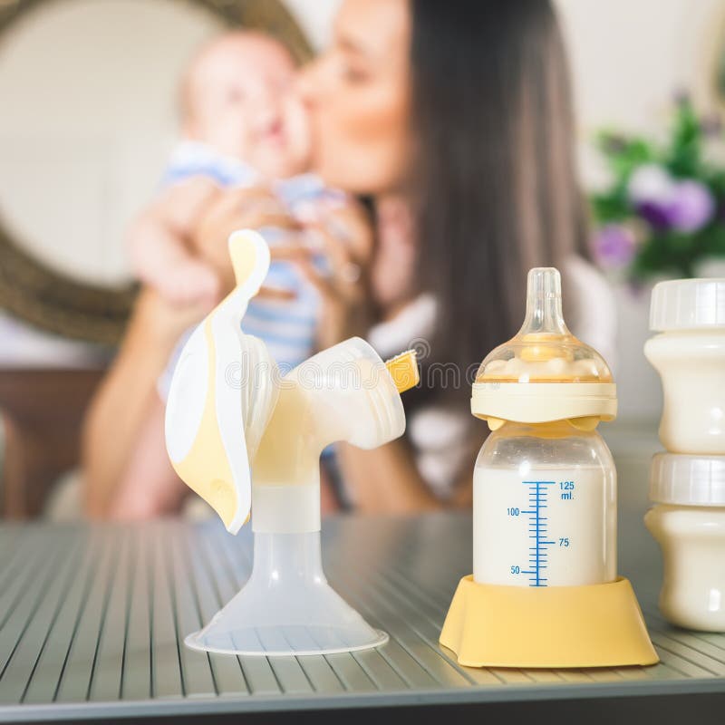 Mother& x27 μητρικό γάλα του s - τα υγιέστερα τρόφιμα για νεογέννητο στοκ εικόνες Mother& x27 μητρικό γάλα του s - τα υγιέστερα τρόφιμα για νεογέννητο στοκ εικόνες