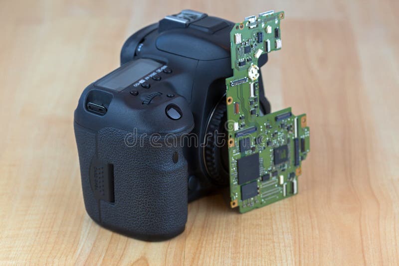 Motherboard Hoofdraad voor Digitale cameravervanging op houten royalty-vrije stock foto's Motherboard Hoofdraad voor Digitale cameravervanging op houten royalty-vrije stock foto's