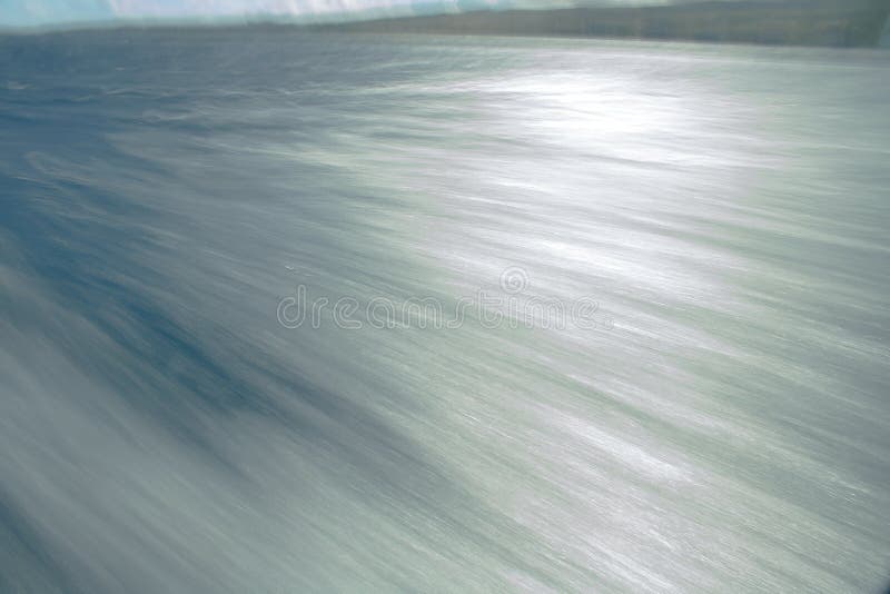 Download Motie Op Oceaanoppervlakte In Zilveren En Blauw Stock Foto - Afbeelding bestaande uit mensen, boot: 107703656