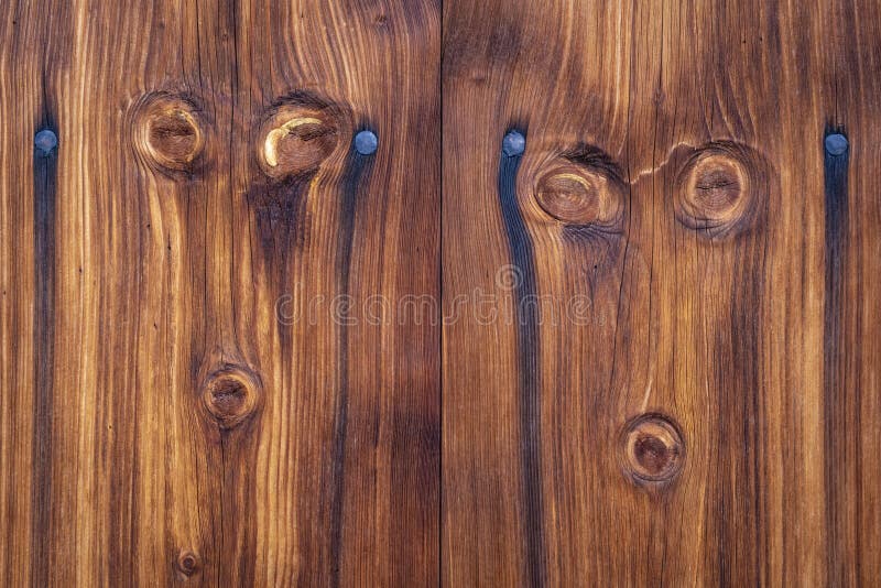 Motif dans une partie en bois sur une ancienne maison dans un ancien village de paysans images stock