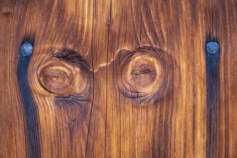 Motif dans une partie en bois sur une ancienne maison dans un ancien village de paysans photo stock
