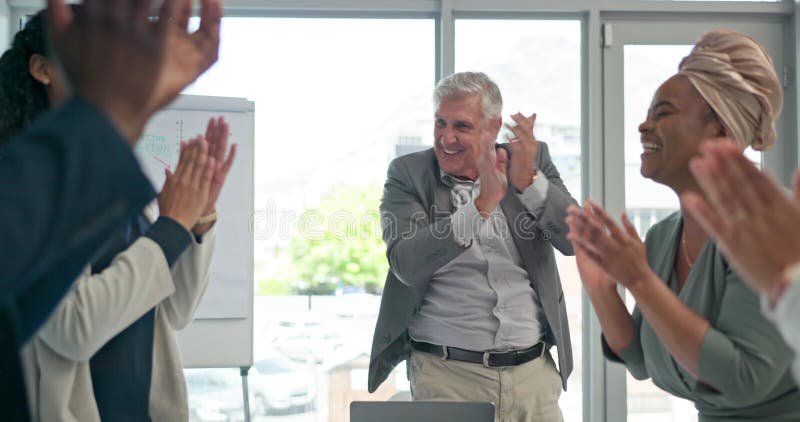 Motivation esprit d'équipe et hommes d'affaires avec applaudissements dans un support de réunion et travail d'équipe. une collabor banque de vidéos