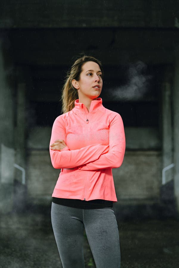 Motivazione di allenamento di forma fisica di inverno nell'inverno fotografia stock Motivazione di allenamento di forma fisica di inverno nell'inverno fotografia stock