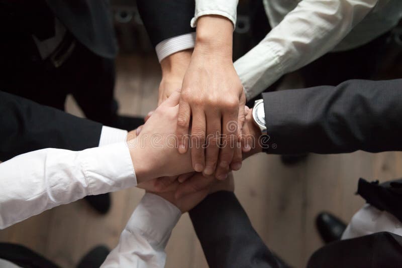 Motivierte Geschäftsleute gesetzte Hände zusammen, Vertrauen und Unterstützung lizenzfreies stockfoto Motivierte Geschäftsleute gesetzte Hände zusammen, Vertrauen und Unterstützung lizenzfreies stockfoto