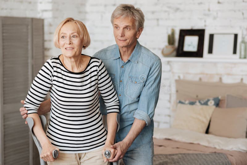 Motivierter empfindlicher Mann, der seine Frau während der Wiederaufnahme stützt stockbild Motivierter empfindlicher Mann, der seine Frau während der Wiederaufnahme stützt stockbild