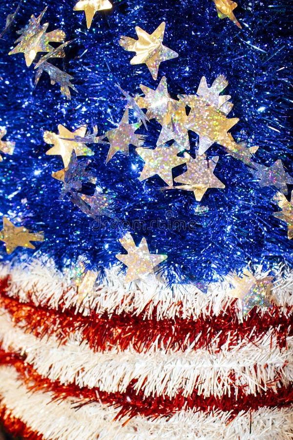 Motivo da bandeira americana no ouropel branco e azul vermelho com estrelas sparkly com um efeito do borrão do bokeh - elemento d imagem de stock royalty free Motivo da bandeira americana no ouropel branco e azul vermelho com estrelas sparkly com um efeito do borrão do bokeh - elemento d imagem de stock royalty free