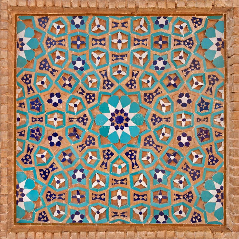 Motivo dei fiori nel modello iraniano islamico fatto delle mattonelle e dei mattoni immagini stock
