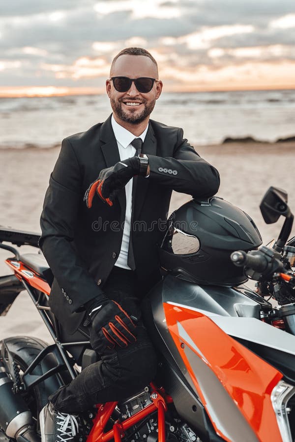 Hombre Vestido Con Gafas De Sol Deportivas Y Casco De Bicicleta Negro ·  Foto de stock gratuita