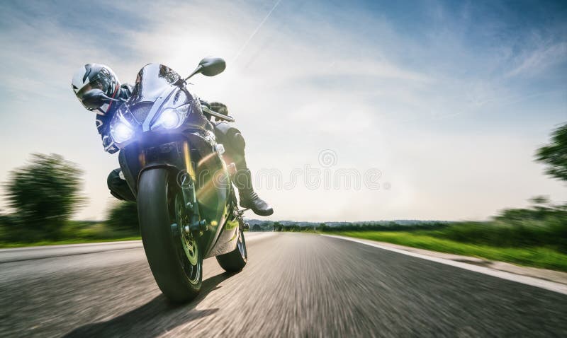 Moto en el montar a caballo del camino divertirse que monta el camino vacío en un viaje/un viaje de la motocicleta imagen de archivo libre de regalías Moto en el montar a caballo del camino divertirse que monta el camino vacío en un viaje/un viaje de la motocicleta imagen de archivo libre de regalías