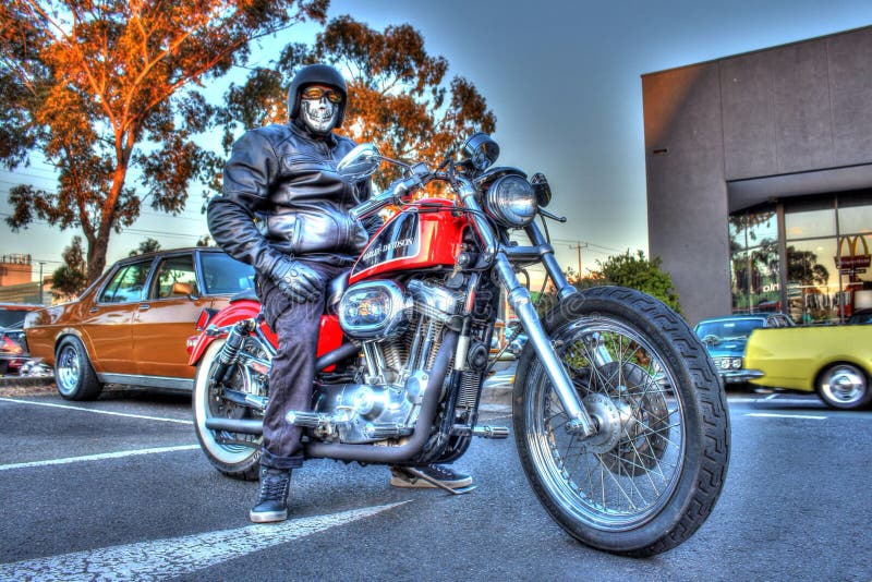 Moto et cavalier classiques de Harley Davidson d'Américain photo stock Moto et cavalier classiques de Harley Davidson d'Américain photo stock