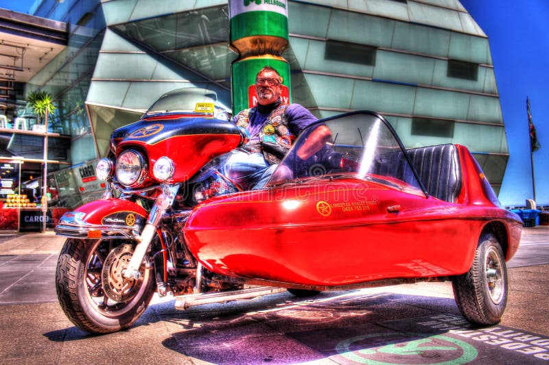 Moto et sidecar classiques de Harley Davidson d'Américain avec le cavalier images libres de droits Moto et sidecar classiques de Harley Davidson d'Américain avec le cavalier images libres de droits