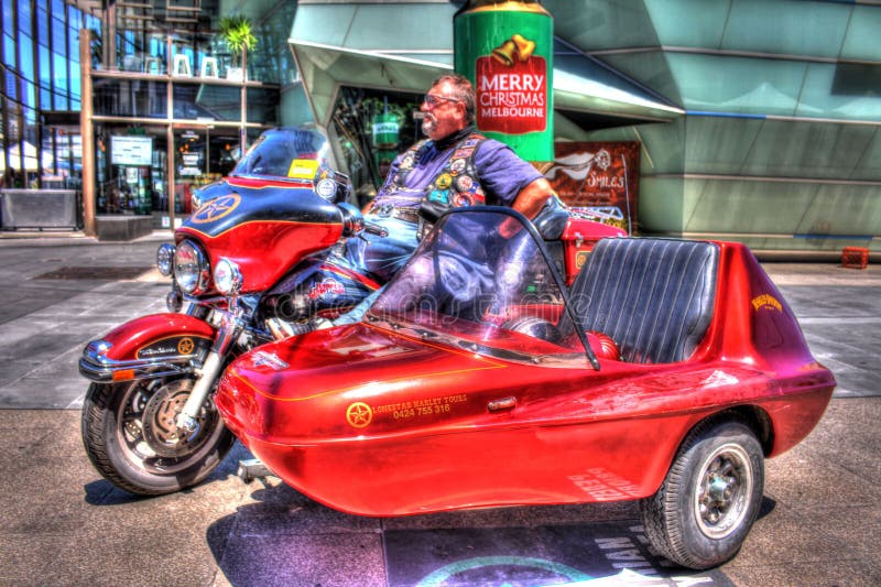 Moto et sidecar classiques de Harley Davidson d'Américain avec le cavalier photographie stock libre de droits Moto et sidecar classiques de Harley Davidson d'Américain avec le cavalier photographie stock libre de droits
