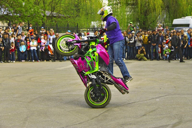 Moto Free Style Pilot Stunting on the Square - Pyatigorsk Russia