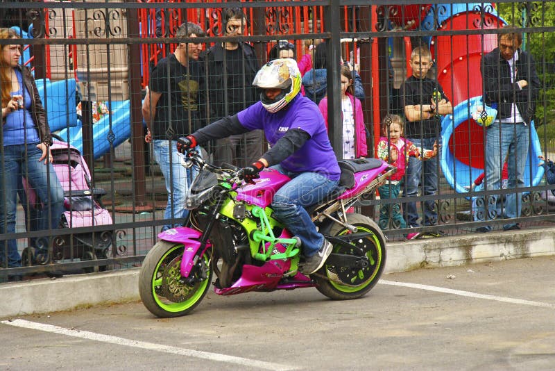 Moto Free Style Pilot Stunting on the Square - Pyatigorsk Russia