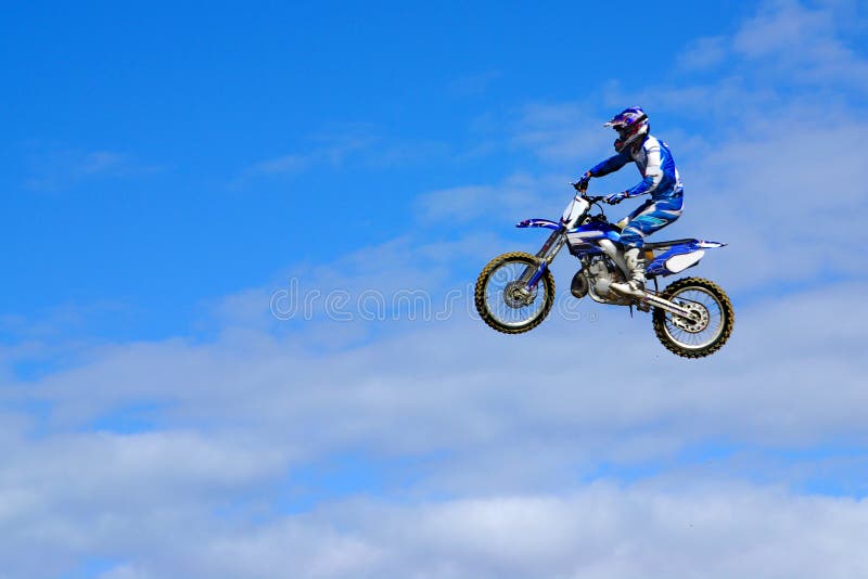 Um Cavaleiro Profissional Na Competição De FMX (motocross Do Estilo Livre)  Em Jogos Extremos De Barcelona Dos Esportes De LKXA Fotografia Editorial -  Imagem de transporte, livre: 57502362