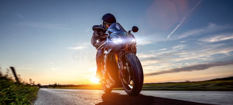 Moto de corrida rápida dirigindo fundo de pista de corrida com espaço de  cópia