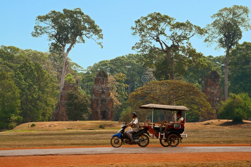 Moto-rickshaw i Cambodja royaltyfria bilder Moto-rickshaw i Cambodja royaltyfria bilder