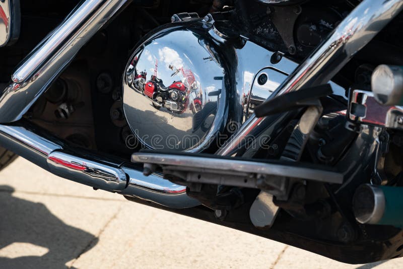 Moto rojo reflejado en detalles cromados de otras motocicletas, concepto foto de archivo libre de regalías Moto rojo reflejado en detalles cromados de otras motocicletas, concepto foto de archivo libre de regalías