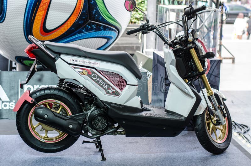 Motocicleta De Honda ZOOMER X Imagem Editorial - Imagem de