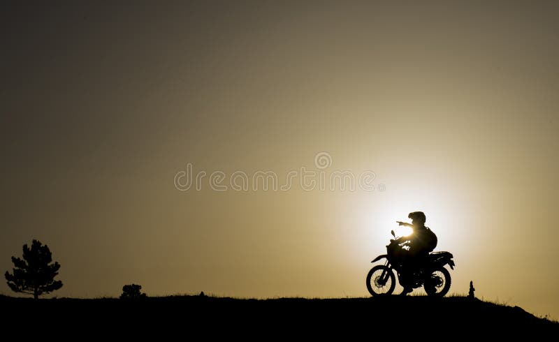 Motocicleta de la aventura en la puesta del sol