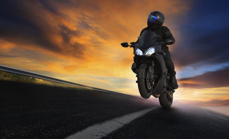 Motocicleta del montar a caballo del hombre joven en el camino de las carreteras del asfalto con los profes imagenes de archivo Motocicleta del montar a caballo del hombre joven en el camino de las carreteras del asfalto con los profes imagenes de archivo