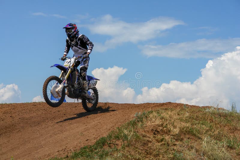 Detritos Em Uma Corrida De Motocross Saltar Céu Azul Foto Royalty Free,  Gravuras, Imagens e Banco de fotografias. Image 93214784