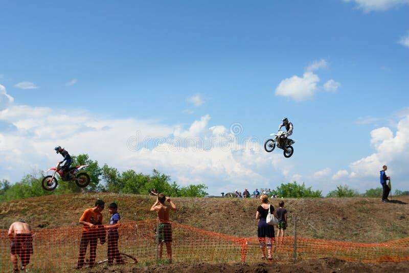 Detritos Em Uma Corrida De Motocross Saltar Céu Azul Foto Royalty Free,  Gravuras, Imagens e Banco de fotografias. Image 93214784