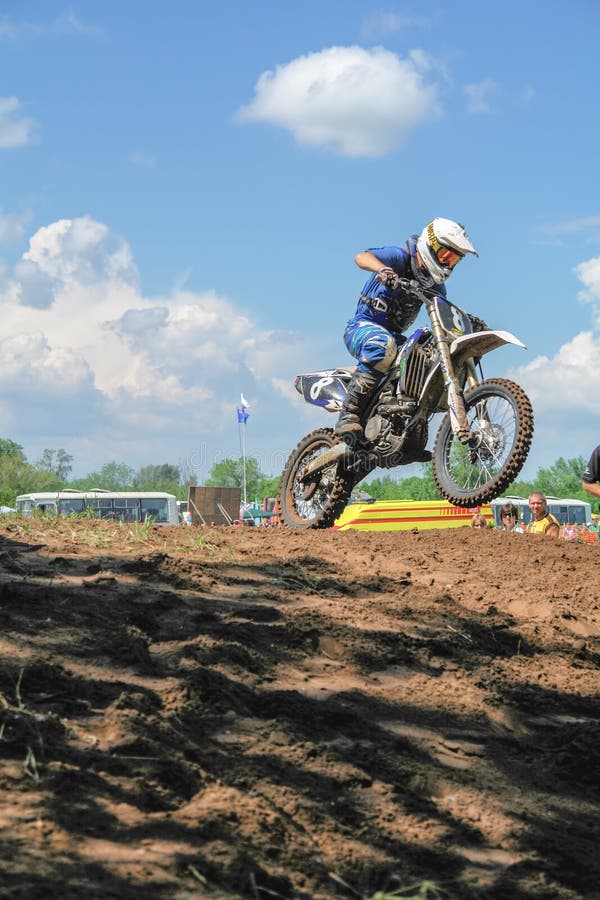 Detritos Em Uma Corrida De Motocross Saltar Céu Azul Foto Royalty Free,  Gravuras, Imagens e Banco de fotografias. Image 93214784