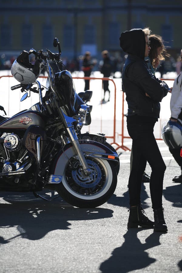 Motocicli Harley-Davidson Softail Deluxe e motociclisti femminili nel giorno soleggiato fotografia stock libera da diritti Motocicli Harley-Davidson Softail Deluxe e motociclisti femminili nel giorno soleggiato fotografia stock libera da diritti